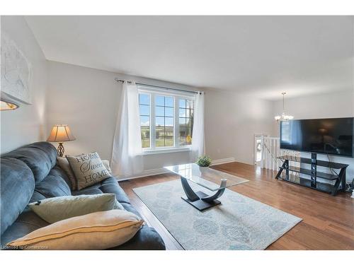 99 Bartlett Street, Thorold, ON - Indoor Photo Showing Living Room