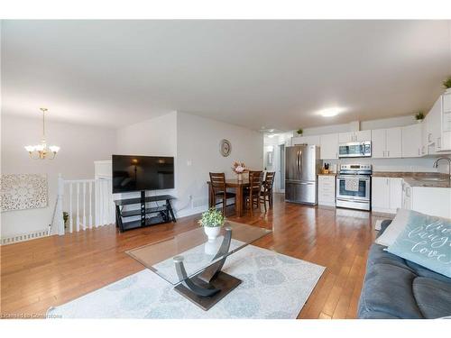 99 Bartlett Street, Thorold, ON - Indoor Photo Showing Living Room