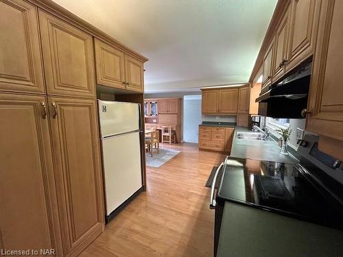 3640 Windermere Road, Niagara Falls, ON - Indoor Photo Showing Kitchen