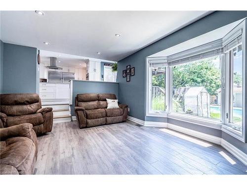 35 Countryside Drive, Welland, ON - Indoor Photo Showing Living Room