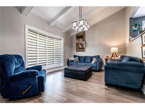 35 Countryside Drive, Welland, ON - Indoor Photo Showing Living Room