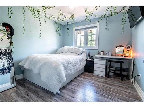 35 Countryside Drive, Welland, ON - Indoor Photo Showing Bedroom