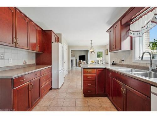 31 Graves Crescent, St. Catharines, ON - Indoor Photo Showing Kitchen With Double Sink