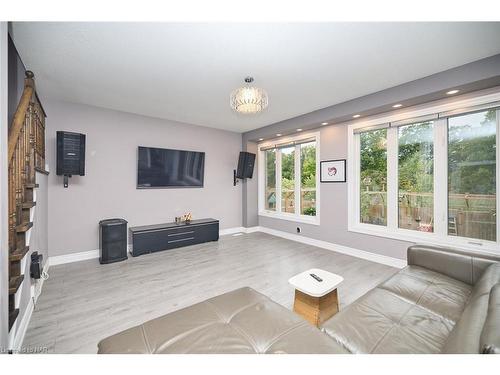 7721 Sassafras Trail, Niagara Falls, ON - Indoor Photo Showing Living Room