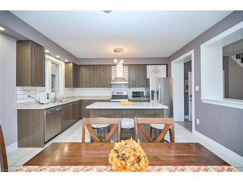 7721 Sassafras Trail, Niagara Falls, ON - Indoor Photo Showing Kitchen With Double Sink