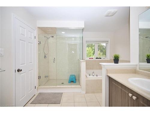 7721 Sassafras Trail, Niagara Falls, ON - Indoor Photo Showing Bathroom