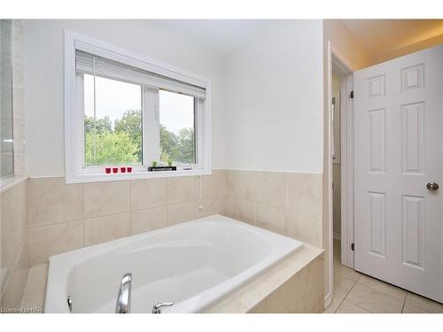 7721 Sassafras Trail, Niagara Falls, ON - Indoor Photo Showing Bathroom