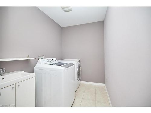 7721 Sassafras Trail, Niagara Falls, ON - Indoor Photo Showing Laundry Room