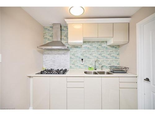 7721 Sassafras Trail, Niagara Falls, ON - Indoor Photo Showing Kitchen With Double Sink