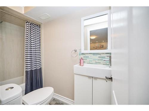 7721 Sassafras Trail, Niagara Falls, ON - Indoor Photo Showing Bathroom