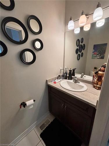 7766 Coulson Crescent, Niagara Falls, ON - Indoor Photo Showing Bathroom