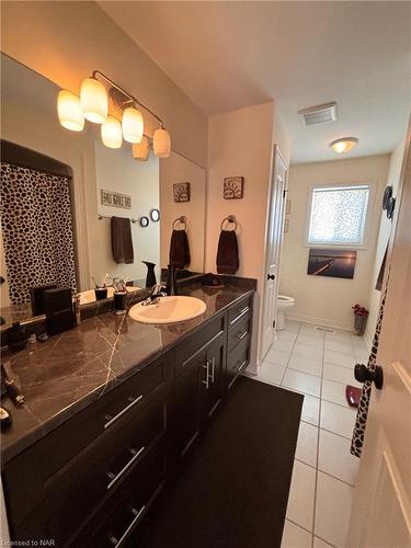 7766 Coulson Crescent, Niagara Falls, ON - Indoor Photo Showing Bathroom