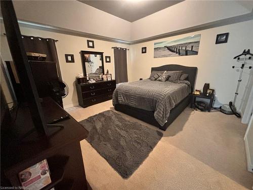 7766 Coulson Crescent, Niagara Falls, ON - Indoor Photo Showing Bedroom