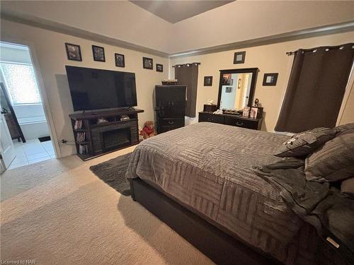 7766 Coulson Crescent, Niagara Falls, ON - Indoor Photo Showing Bedroom