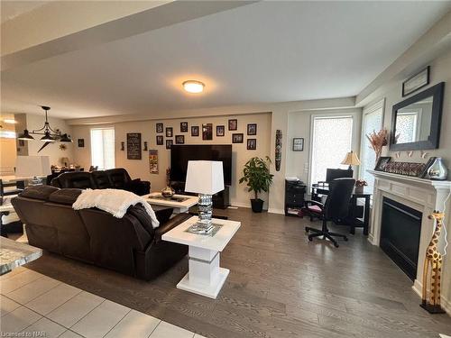 7766 Coulson Crescent, Niagara Falls, ON - Indoor Photo Showing Living Room With Fireplace