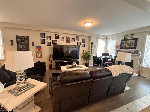 7766 Coulson Crescent, Niagara Falls, ON - Indoor Photo Showing Living Room