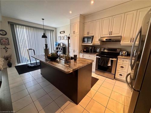 7766 Coulson Crescent, Niagara Falls, ON - Indoor Photo Showing Kitchen