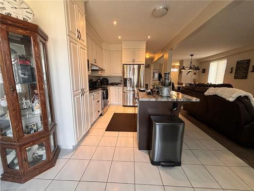 7766 Coulson Crescent, Niagara Falls, ON - Indoor Photo Showing Kitchen