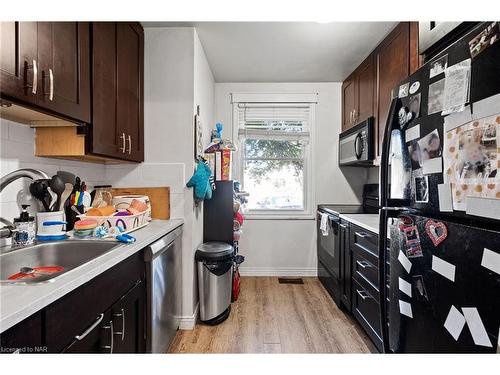 3069 Empire Place, Niagara Falls, ON - Indoor Photo Showing Kitchen