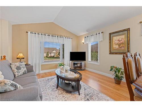 130 Loretta Drive, Virgil, ON - Indoor Photo Showing Living Room