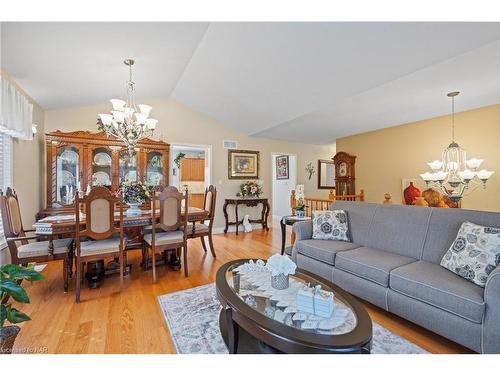 130 Loretta Drive, Virgil, ON - Indoor Photo Showing Living Room