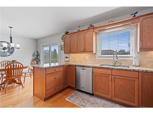 130 Loretta Drive, Virgil, ON - Indoor Photo Showing Kitchen With Double Sink