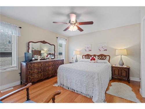 130 Loretta Drive, Virgil, ON - Indoor Photo Showing Bedroom