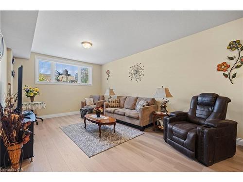 130 Loretta Drive, Virgil, ON - Indoor Photo Showing Living Room