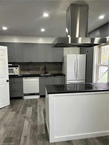 4419 Fifth Avenue, Niagara Falls, ON - Indoor Photo Showing Kitchen