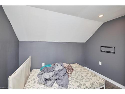 4419 Fifth Avenue, Niagara Falls, ON - Indoor Photo Showing Bedroom