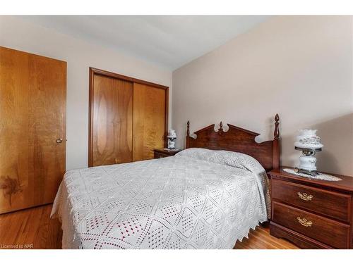 5966 Barton Crescent, Niagara Falls, ON - Indoor Photo Showing Bedroom