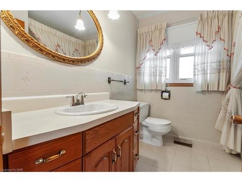 5966 Barton Crescent, Niagara Falls, ON - Indoor Photo Showing Bathroom