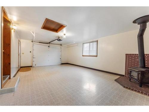 5966 Barton Crescent, Niagara Falls, ON - Indoor Photo Showing Garage