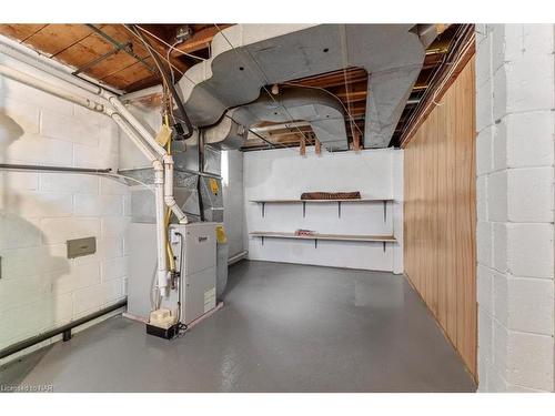 5966 Barton Crescent, Niagara Falls, ON - Indoor Photo Showing Garage