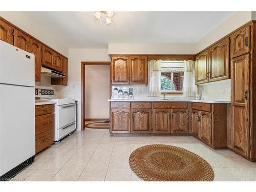 5966 Barton Crescent, Niagara Falls, ON - Indoor Photo Showing Kitchen