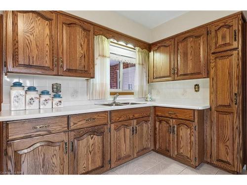 5966 Barton Crescent, Niagara Falls, ON - Indoor Photo Showing Kitchen With Double Sink