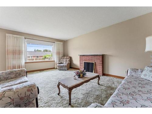 5966 Barton Crescent, Niagara Falls, ON - Indoor Photo Showing Living Room