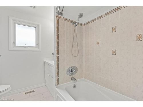 7364 Jubilee Drive, Niagara Falls, ON - Indoor Photo Showing Bathroom