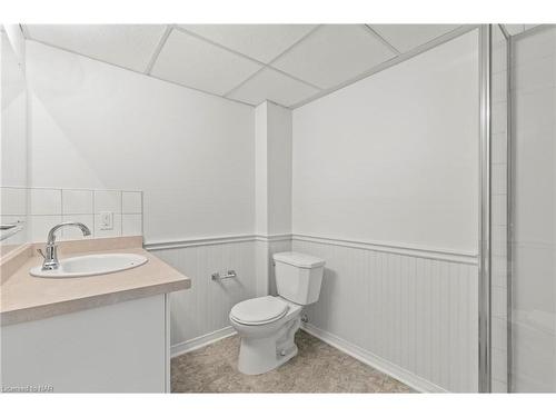 7364 Jubilee Drive, Niagara Falls, ON - Indoor Photo Showing Bathroom