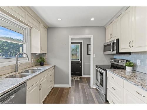 7364 Jubilee Drive, Niagara Falls, ON - Indoor Photo Showing Kitchen With Double Sink With Upgraded Kitchen