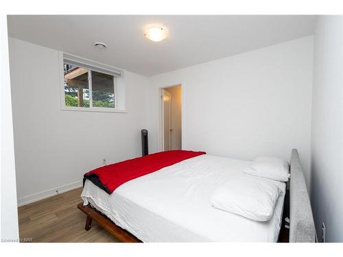 211-4263 Fourth Ave Avenue, Niagara Falls, ON - Indoor Photo Showing Bedroom