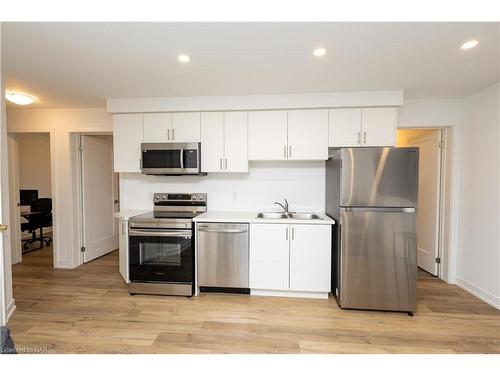 211-4263 Fourth Ave Avenue, Niagara Falls, ON - Indoor Photo Showing Kitchen With Double Sink