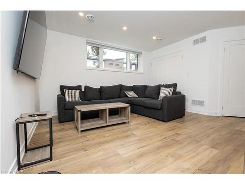 211-4263 Fourth Ave Avenue, Niagara Falls, ON - Indoor Photo Showing Living Room