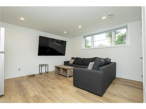 211-4263 Fourth Ave Avenue, Niagara Falls, ON - Indoor Photo Showing Living Room