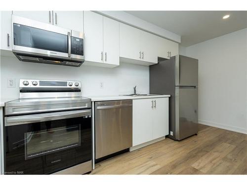 211-4263 Fourth Ave Avenue, Niagara Falls, ON - Indoor Photo Showing Kitchen