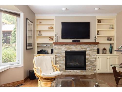 3625 Glen Elgin Drive, Lincoln, ON - Indoor Photo Showing Living Room With Fireplace