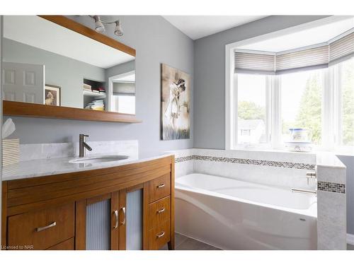 3625 Glen Elgin Drive, Lincoln, ON - Indoor Photo Showing Bathroom