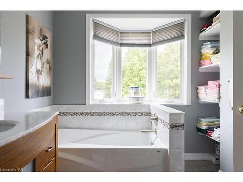 3625 Glen Elgin Drive, Lincoln, ON - Indoor Photo Showing Bathroom