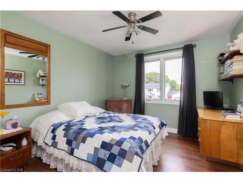 3625 Glen Elgin Drive, Lincoln, ON - Indoor Photo Showing Bedroom