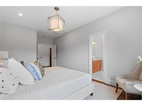 1150 Green Acres Drive, Fort Erie, ON - Indoor Photo Showing Bedroom